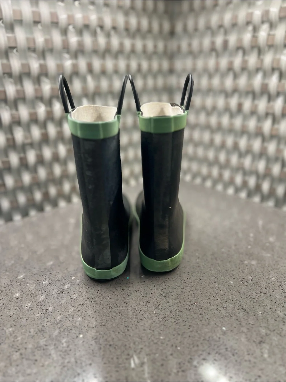 Komfortme black and green rain boots #rainyday size 4